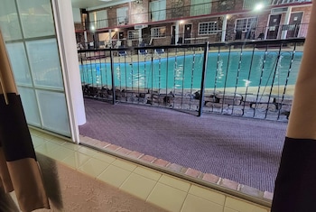 Room, 1 King Bed, Accessible, Jetted Tub (Mobility, Tub w/Grab Bars, Pool View)