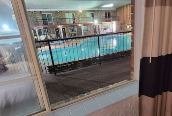Room, 1 King Bed, Accessible, Jetted Tub (Mobility, Tub w/Grab Bars, Pool View)