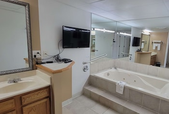 Room, 1 King Bed, Accessible, Jetted Tub (Mobility, Walk-In Shwer, Pet Friendly)
