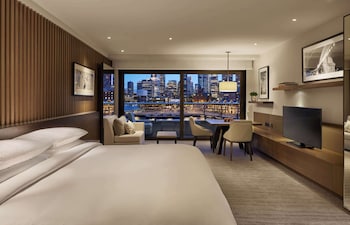 1 King Bed with City Harbour View