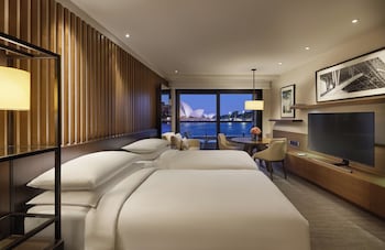 2 Twin Beds with Opera View