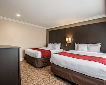 Deluxe Suite, 2 Queen Beds with Sofabed, Non Smoking