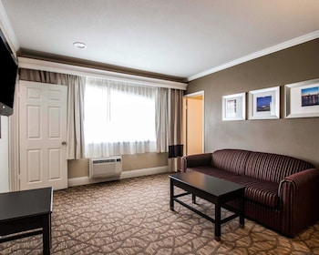 Family Suite, 2 Queen Beds with Sofabed, Non Smoking