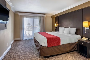 Deluxe Suite, 1 King Bed with Sofabed, Jetted Tub, Non Smoking