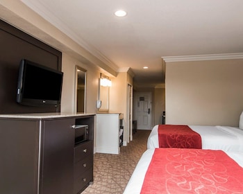 Deluxe Suite, 2 Queen Beds with Sofabed, Non Smoking