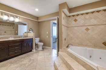 Deluxe Suite, 1 King Bed with Sofabed, Jetted Tub, Non Smoking