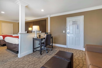 Deluxe Suite, 2 Queen Beds with Sofabed, Non Smoking