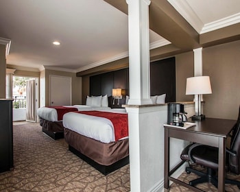 Suite, 2 Queen Beds with Sofabed, Non Smoking