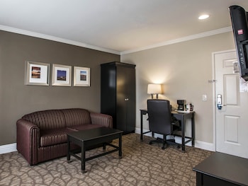 Deluxe Suite, 2 Queen Beds with Sofabed, Non Smoking