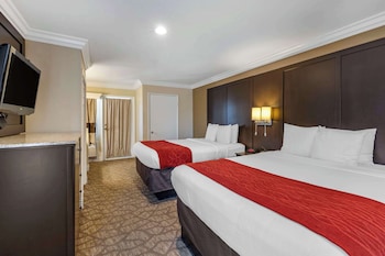 Deluxe Suite, 2 Queen Beds with Sofabed, Non Smoking
