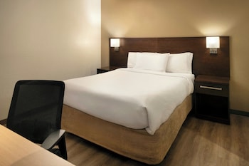 Studio, 1 King Bed with Sofa bed (Mobility/Hearing Accessible, Tub)