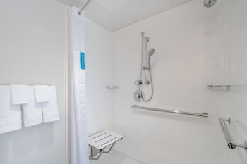 1 King Bed Room, Accessible (Mobility & Hearing, Roll-in Shower)