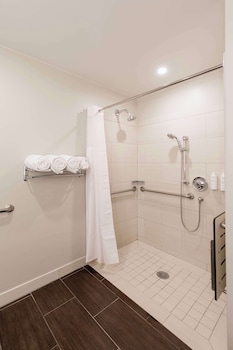 Room, 1 King Bed, Accessible, Bathtub (Hearing)