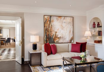 Suite, 1 King Bed (Thomas Jefferson, Wash Monmt View)