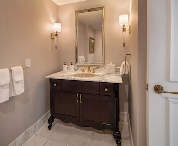 Suite, 1 King Bed (George Washington)