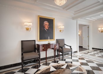 Suite, 1 King Bed (Thomas Jefferson, Wash Monmt View)