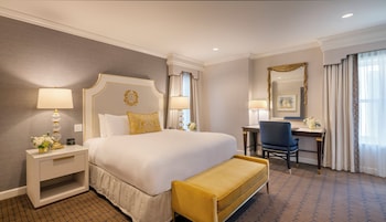 Suite, 1 King Bed (Oval, Washington Monument View)
