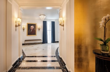 Suite, 2 Queen Beds (Oval, Washington Monument View)