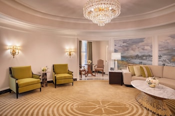 Suite, 1 King Bed (Oval, Washington Monument View)
