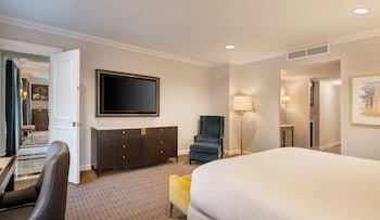 Suite, 1 King Bed (Oval, Washington Monument View)