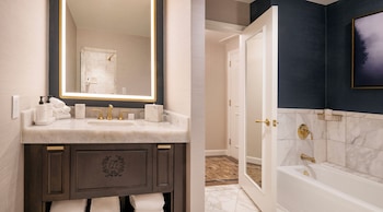 Suite, 1 King Bed (Theodore Roosevelt, Wash Monmt View)