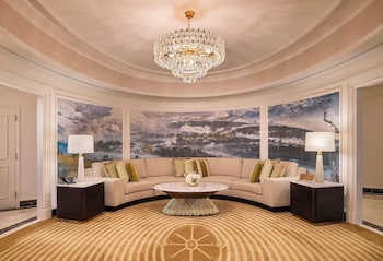 Suite, 1 King Bed (Oval, Washington Monument View)