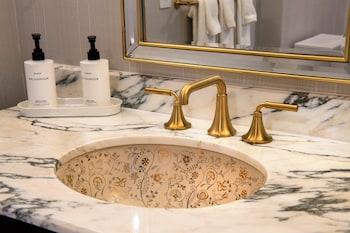 Suite, 1 King Bed (George Washington)
