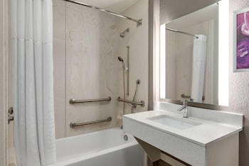 Room, 1 King Bed, Accessible, Non Smoking (Pool View, Tub with Grab Bars)