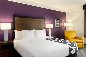 Room, 1 King Bed, Accessible, Non Smoking (Pool View, Tub with Grab Bars)