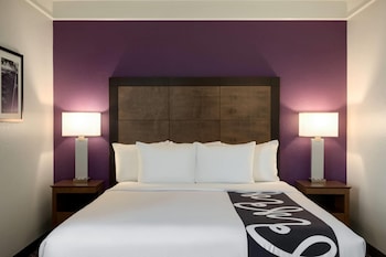Deluxe Suite, 1 King Bed, Non Smoking (Deluxe Family Room, Park/Pool View)