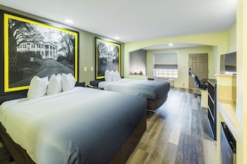 Room, 2 Queen Beds, Mobility Accessible, Non Smoking (Roll-in Shower)