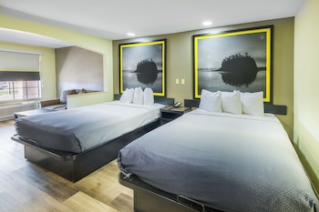Room, 2 Queen Beds, Mobility Accessible, Non Smoking (Roll-in Shower)