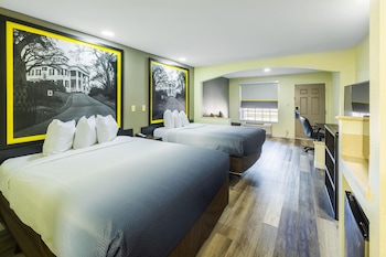 Room, 2 Queen Beds, Mobility Accessible, Non Smoking (Roll-in Shower)