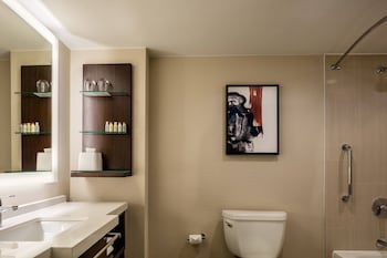 Deluxe Room, 2 Queen Beds (Delta Pantry Access)