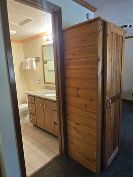 Suite, 1 Queen Bed with Sofa bed, Non Smoking (Single Queen)