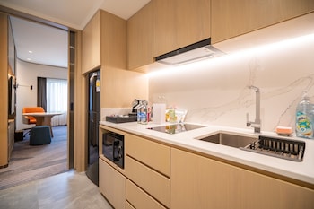 Premium Room, 1 King Bed, Kitchenette