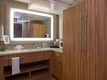 Standard Room, 1 King Bed (Deluxe King Bed Room Non-Smoking)