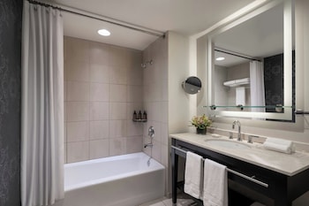 Deluxe Room, 1 King Bed