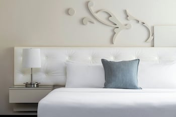 Deluxe Room, 1 King Bed (Mobility/Hearing Accessible, Tub)