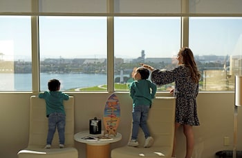 Room, 1 King Bed, Corner (Harbor View)