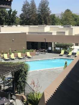 Premier Room, 1 King Bed, Pool View