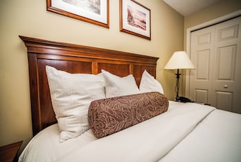 Room, 1 Queen Bed with Sofa bed, Kitchen, Beachside (Shores One Bedroom Condo)