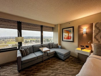 Deluxe Room, 1 King Bed, Golf View, Tower (Tower Deluxe King Bed)