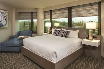 Premier Triple Room, 1 King Bed, Golf View, Tower (Tower Corner King with Balcony)