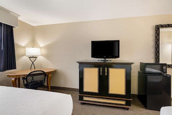 Standard Room, 1 King Bed, Jetted Tub, Poolside