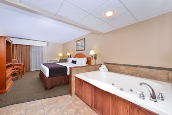 Standard Room, 1 King Bed, Jetted Tub, Poolside