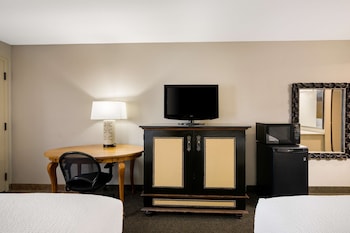 Standard Room, 2 Queen Beds, Refrigerator & Microwave, Poolside
