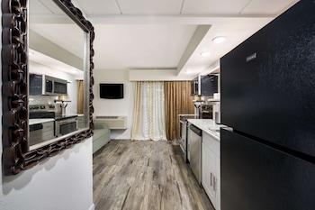 Suite, 1 King Bed, Refrigerator & Microwave, Poolside (with Sofabed)