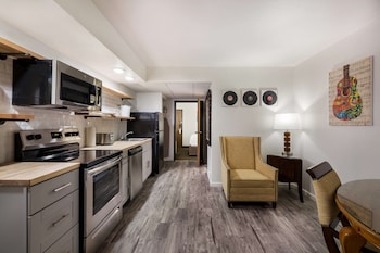 Standard Room, 1 King Bed, Kitchen, Ground Floor (Pet Friendly, Full Kitchen)