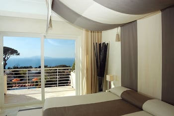 Suite (Art, Sea Side)